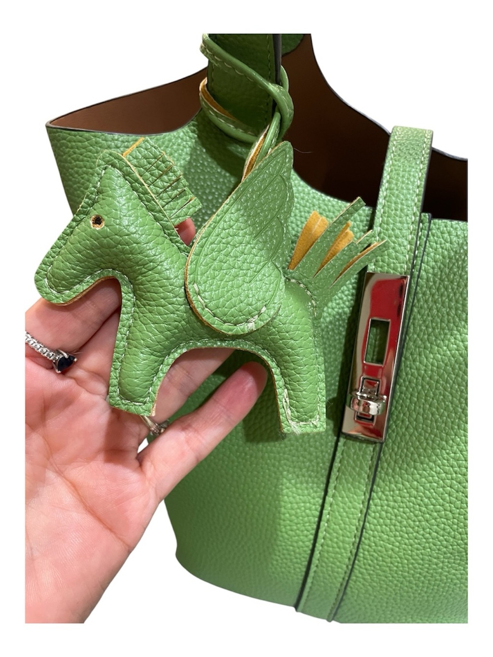 Kadynow Green Bucket Tote Lock Bag Horse Charm Quiet Luxury NWOT - Picture 4 of 11